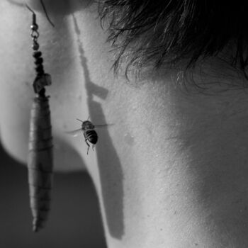 Photographie intitulée "Bee Whisper" par Sandira, Œuvre d'art originale, Photographie numérique Monté sur Châssis en bois