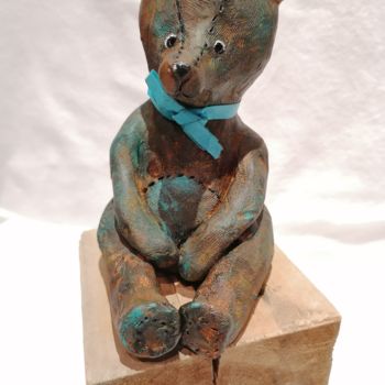 Sculpture intitulée "Ours au noeud bleu" par Sandrine De Zorzi, Œuvre d'art originale, Argile