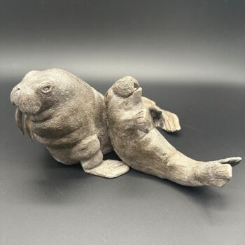Sculpture intitulée "Père et fils morse" par Sange, Œuvre d'art originale, Terre cuite