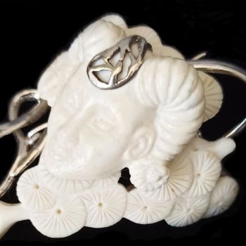 Design intitulada "Ivory Cameo Brooch" por Sapir Gelman, Obras de arte originais, Jóias
