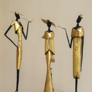 Skulptur mit dem Titel "between us, girls" von Sapir Gelman, Original-Kunstwerk, Metalle