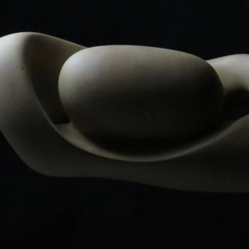 Skulptur mit dem Titel "Maternité" von Sara Amato-Gentric, Original-Kunstwerk, Ton