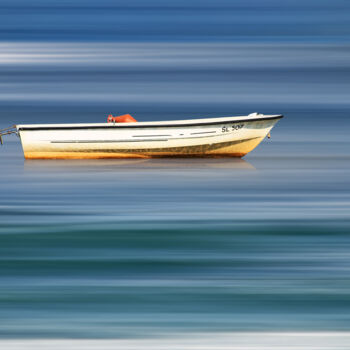 Photographie intitulée "Barque seule" par Sara Fraysse, Œuvre d'art originale, Photographie numérique