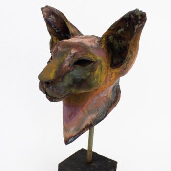 Escultura titulada "Sphynx cat with rak…" por Sara Grace Wevill, Obra de arte original, Cerámica