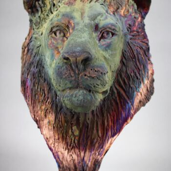 Scultura intitolato "Lion Majestueaux ce…" da Sara Grace Wevill, Opera d'arte originale, Ceramica