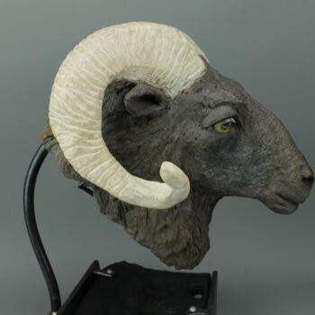 Sculpture intitulée "Ouessant Ram's head" par Sara Grace Wevill, Œuvre d'art originale, Céramique