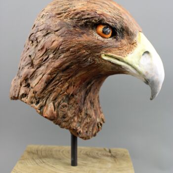 Scultura intitolato "Golden eagle bust i…" da Sara Grace Wevill, Opera d'arte originale, Ceramica