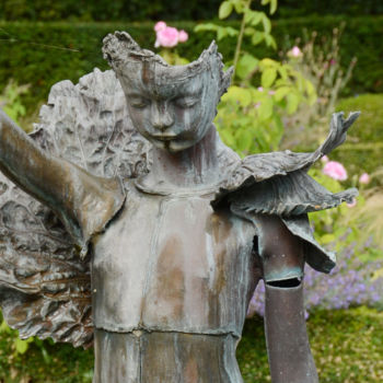 Fotografie mit dem Titel "Statue d'enfant à l…" von Sarcie, Original-Kunstwerk, Digitale Fotografie Auf Andere starre Platte…