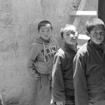 Fotografia intitulada "Young monks - Lo Ma…" por Scott Gregory Banner, Obras de arte originais, Fotografia digital