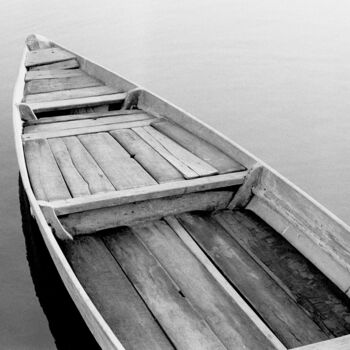 Fotografía titulada "Wooden canoe on a l…" por Scott Gregory Banner, Obra de arte original, Fotografía analógica