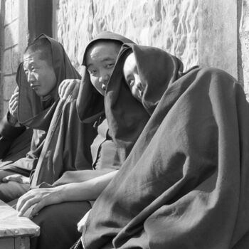 Photographie intitulée "Playful monks - Sam…" par Scott Gregory Banner, Œuvre d'art originale, Photographie argentique