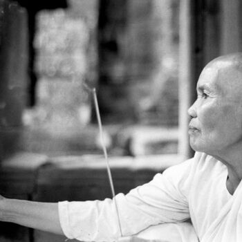 「Monk passing incens…」というタイトルの写真撮影 Scott Gregory Bannerによって, オリジナルのアートワーク, アナログ写真