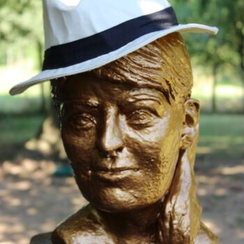 Скульптура под названием "la-belle au chapeau" - Simone Puybaret, Подлинное произведение искусства