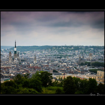 Fotografie mit dem Titel "Nuages sur la ville" von Sébastien Bance, Original-Kunstwerk, Digitale Fotografie