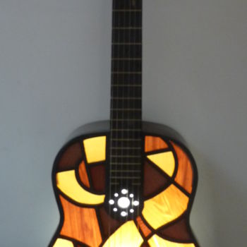 "guitare vitrail de…" başlıklı Design Sebastien Riga tarafından, Orijinal sanat, Ahşap