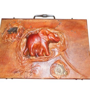 Scultura intitolato "Elephant painting,…" da Senem Öcal, Opera d'arte originale, Pelle