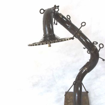 Sculpture titled "lampe clés" by Serge Bakouline, Original Artwork, Metals