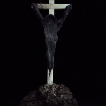 Sculpture intitulée "Messiah on cross" par Serendipity Liche, Œuvre d'art originale, Os
