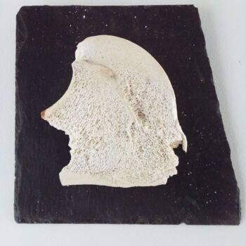 Скульптура под названием "Profil" - Serendipity Liche, Подлинное произведение искусства, кость Установлен на Камень