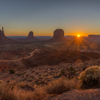 Photographie intitulée "Sunrise at Monument…" par Serge Demaertelaere, Œuvre d'art originale