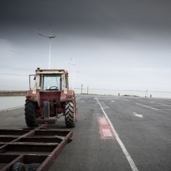 Photographie intitulée "Tracteur sur le port" par Serge Ricome, Œuvre d'art originale, Photographie argentique