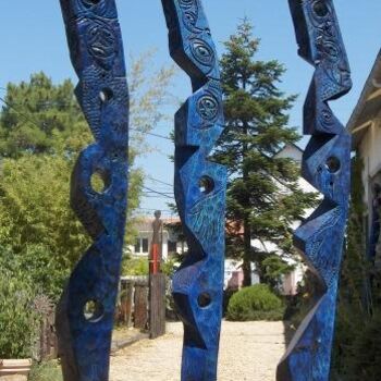 Sculptuur getiteld "Totems bleus " door Serge Boué - Kovacs, Origineel Kunstwerk, Hout