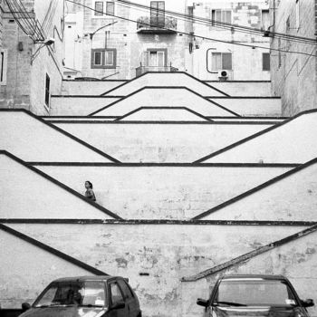 Fotografie getiteld "Crossing Stairs 2/2…" door Serge Horta, Origineel Kunstwerk, Film fotografie