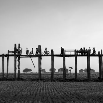 Fotografie getiteld "The Wooden Crossing…" door Serge Horta, Origineel Kunstwerk, Digitale fotografie