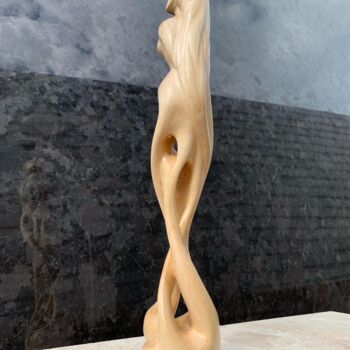 Скульптура под названием "Pensive poplar girl" - Serjio Elicolani, Подлинное произведение искусства, Дерево