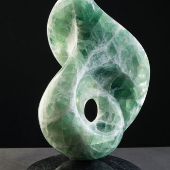 Скульптура под названием "Fluorite leaf" - Serjio Elicolani, Подлинное произведение искусства, Камень