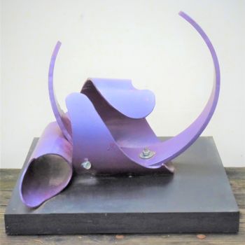 Escultura intitulada "violette-Alma." por Servin, Obras de arte originais, Plástico