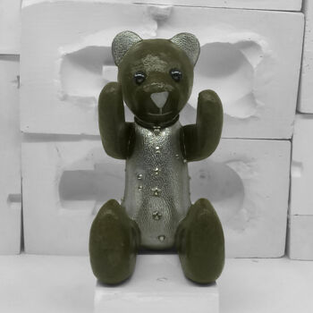 Escultura titulada "Vintage bear doll h…" por Seven E, Obra de arte original, Plástico