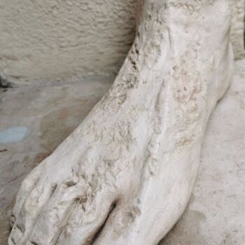 Sculptuur getiteld "PIED ANTIQUE" door Severine Soulas, Origineel Kunstwerk, Klei
