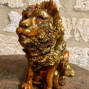 Scultura intitolato "Le roi lion et son…" da Seys Sculpture, Opera d'arte originale, Terracotta