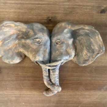 Sculpture intitulée "Câlin d’elephants" par Seys Sculpture, Œuvre d'art originale, Terre cuite