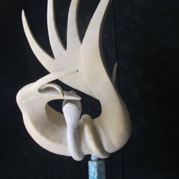 「Hunted Bird」というタイトルの彫刻 Shahriar Aghakhaniによって, オリジナルのアートワーク, しっくい