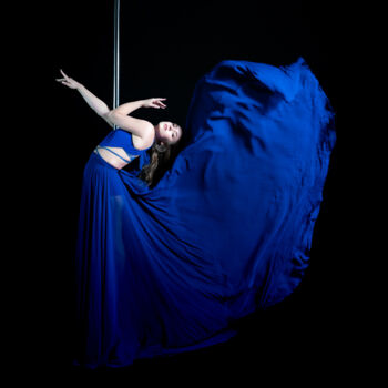 Фотография под названием "Pole Dance in Blue" - Shavit Vos, Подлинное произведение искусства, Цифровая фотография