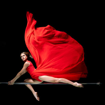 Фотография под названием "Pole Fly Dance" - Shavit Vos, Подлинное произведение искусства, Цифровая фотография