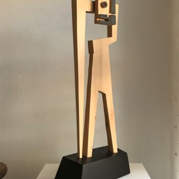 Skulptur mit dem Titel "Odd Fellow" von Sheraya_berlin, Original-Kunstwerk, Holz