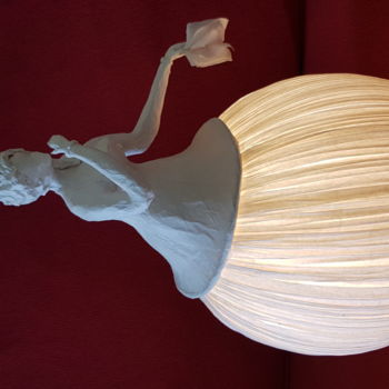 Scultura intitolato "La lettrice" da Silvia Maddalena, Opera d'arte originale, Carta