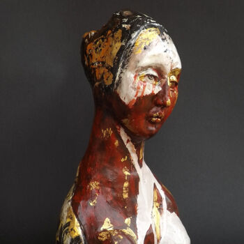 「Woman in red」というタイトルの彫刻 Simona Barrecaによって, オリジナルのアートワーク, セラミックス