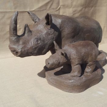 Sculpture intitulée "rhinocéros et son p…" par Simone Collet, Œuvre d'art originale, Terre cuite