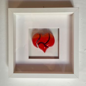 「Broken heart」というタイトルの彫刻 Simone Parriによって, オリジナルのアートワーク, プラスチック その他の剛性パネルにマウント
