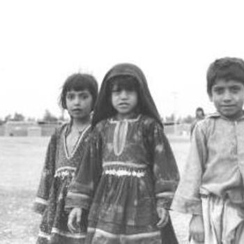 Fotografie mit dem Titel "Afghani children" von Sigrun Neumann (Sineu), Original-Kunstwerk