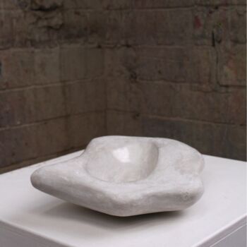 Sculpture intitulée "Between Rock 003" par Siobhán Joyce, Œuvre d'art originale, Plâtre
