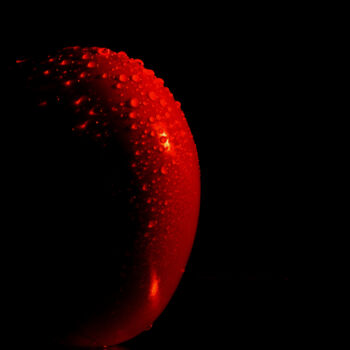 Fotografía titulada "Blood-red apple" por Slydesign, Obra de arte original, Fotografía digital