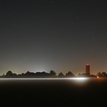 Photographie intitulée "Water tower at night" par Slydesign, Œuvre d'art originale, Photographie numérique