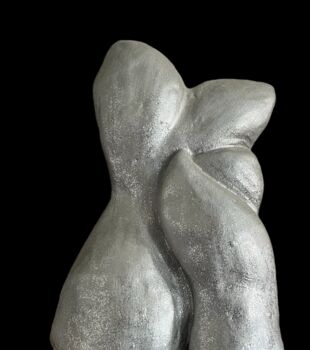 Skulptur mit dem Titel "Hug - L’amore ha di…" von Cristina Smeraglia (Khristyn), Original-Kunstwerk, Ton
