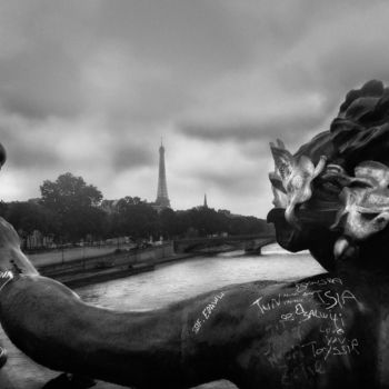 Photographie intitulée "Eiffel et la nymphe" par Sol Marrades, Œuvre d'art originale, Photographie numérique