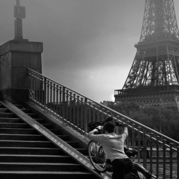 Photography titled "Eiffel, everyday" by Sol Marrades, Original Artwork, Analog photography